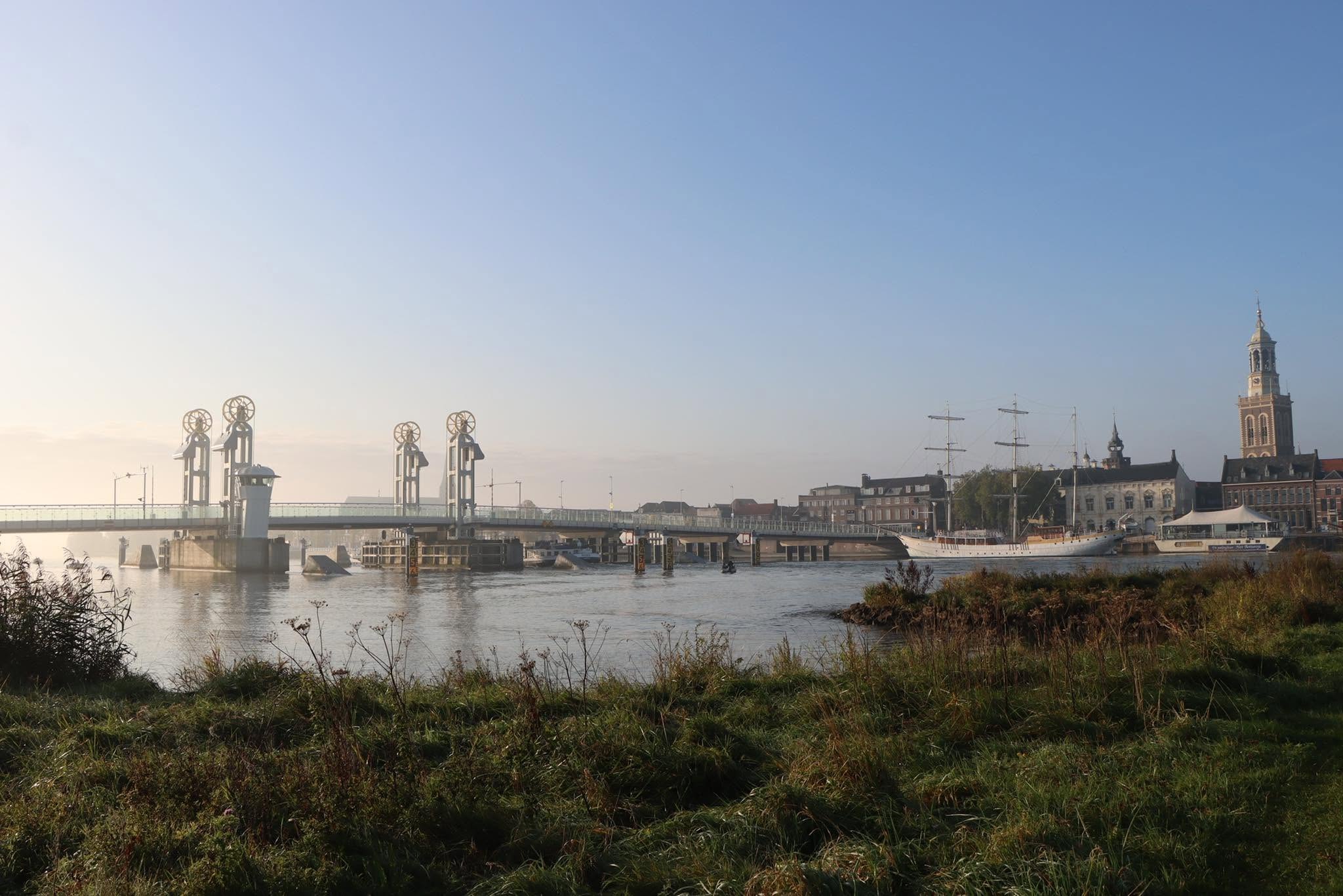 Stadsbrug in ochtendlicht